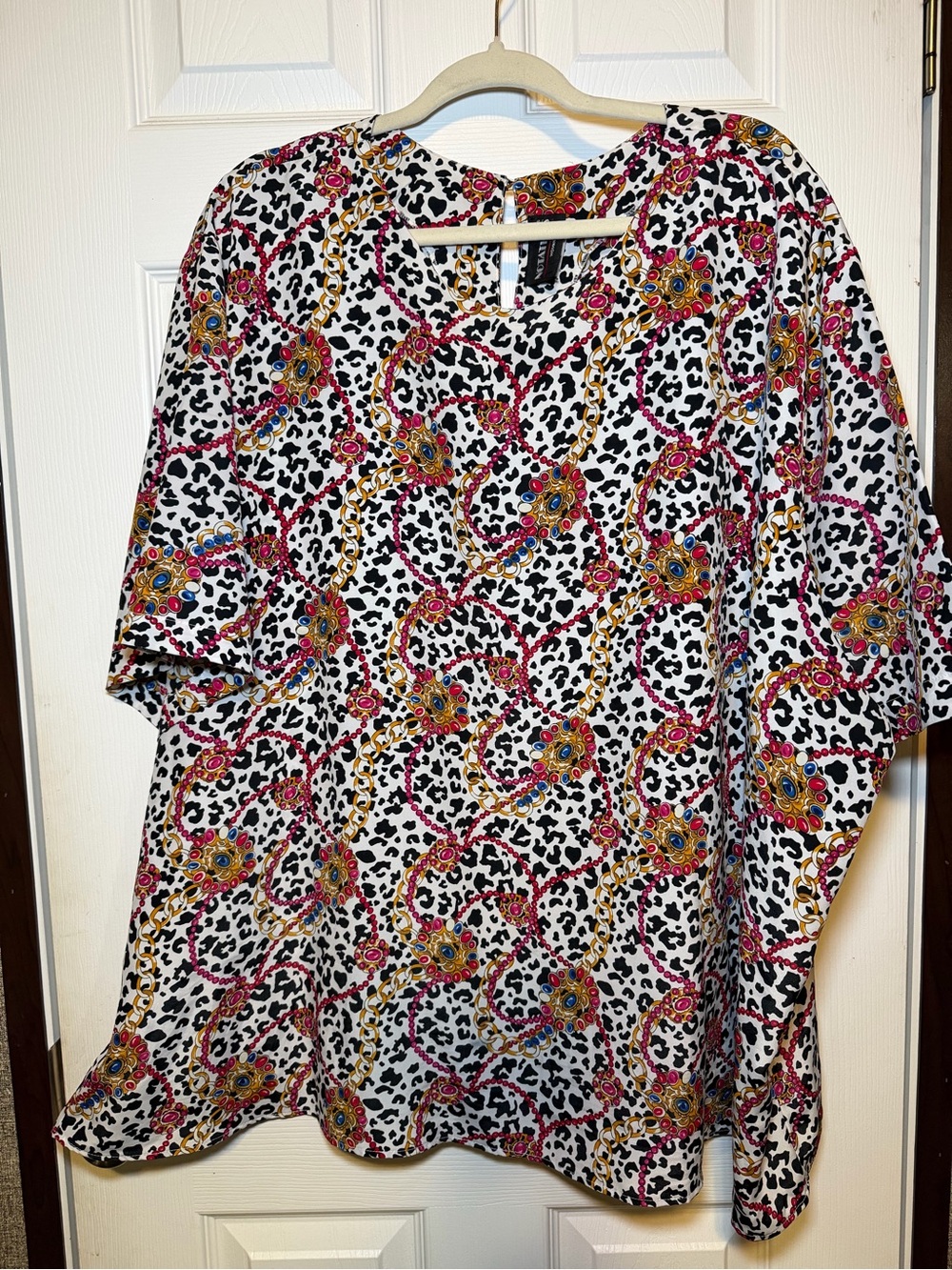 Notations White Short-Sleeve Top with Multicolor Chain & Leopard Print